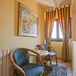 Elimo Hotel